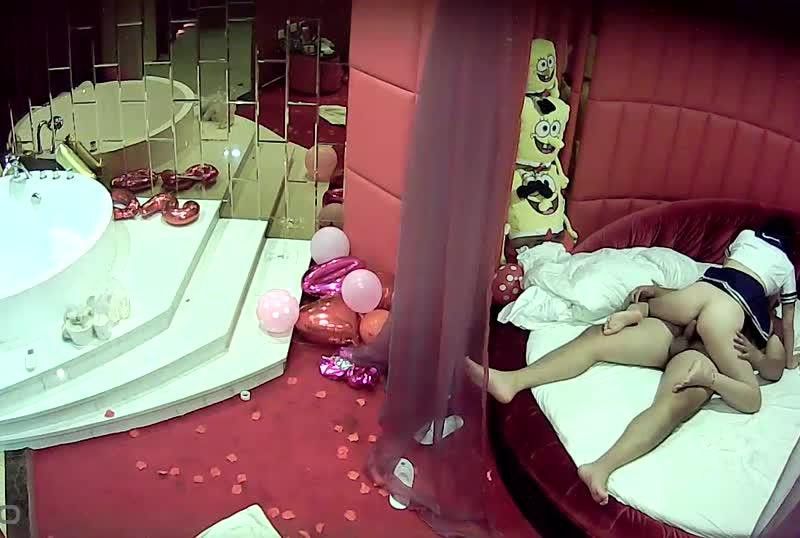 
							監控偷拍胖哥讓女友穿著制服上位打砲比看A片精彩
						