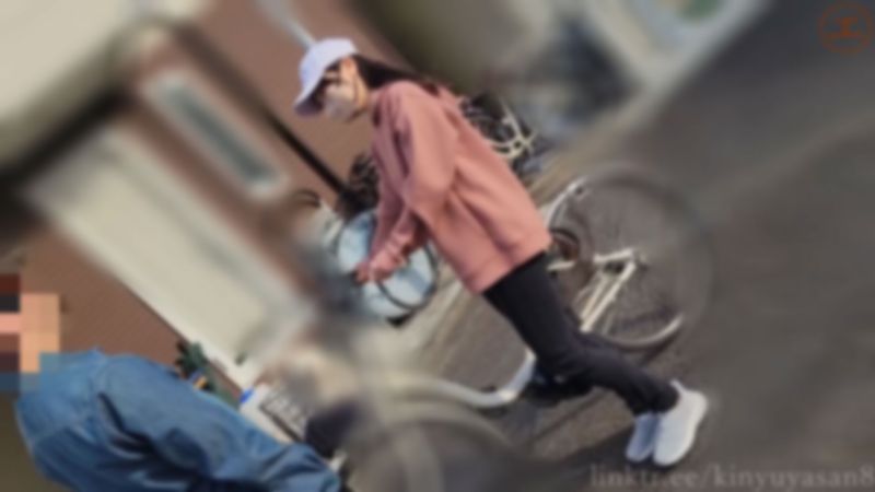 
							【個人】家庭主婦有著火辣身材、在自家客廳用按摩棒自慰的影片、由於損害賠償金額高額、無視面帶口罩與口交的想法大量中出 FC2-PPV-4323223
						