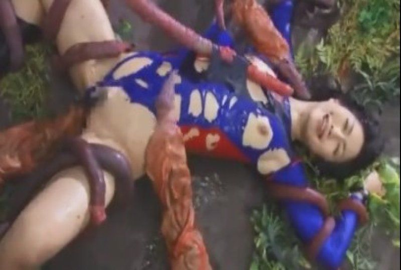 
							獵奇系列觸鬚怪物在樹林裡襲擊美少女下體
						