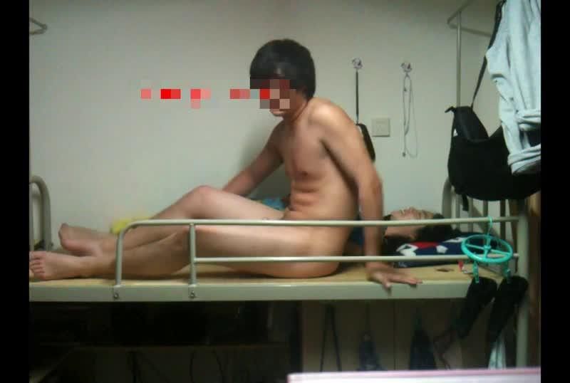
							帶女友啪啪被室友圍觀調侃完事後送保險套给同學收藏
						