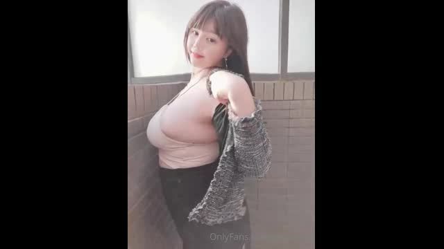 
							onlyfans_picweiwei 上下都弧度惊人
						