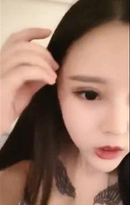
							黑絲襪小騷妹誘惑無套抽插爽的直喊爸爸
						