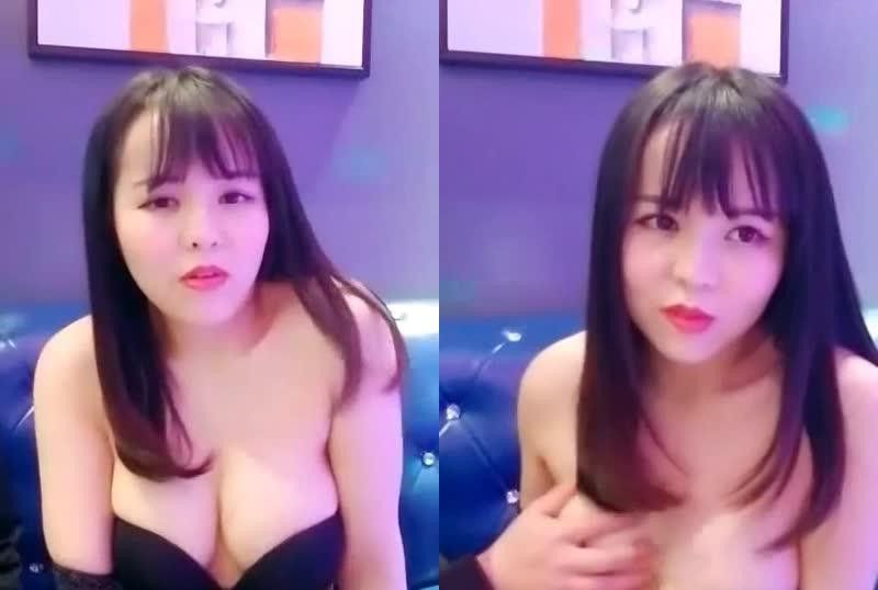 
							童颜大奶美眉撕破絲襪和粉絲砲友在沙發上啪啪
						