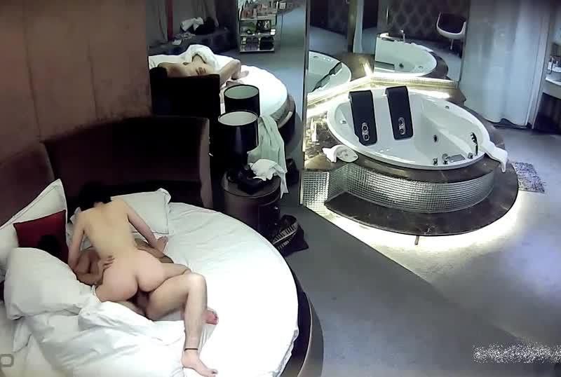 
							套房偷拍美女和男友啪啪看美女表情好像很不满意
						