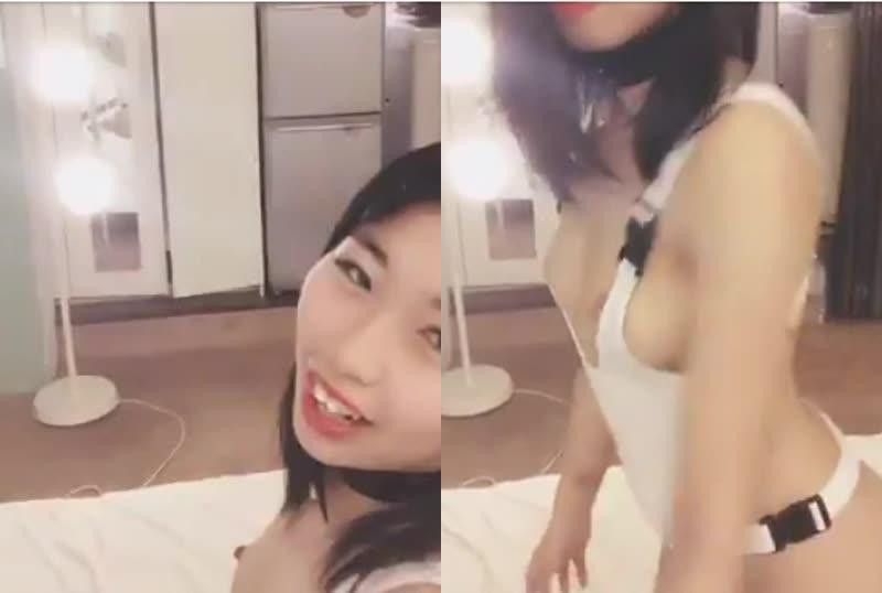 
							皮膚雪白身材窈窕鏡頭前大方秀真會扭臀部線條又超美
						