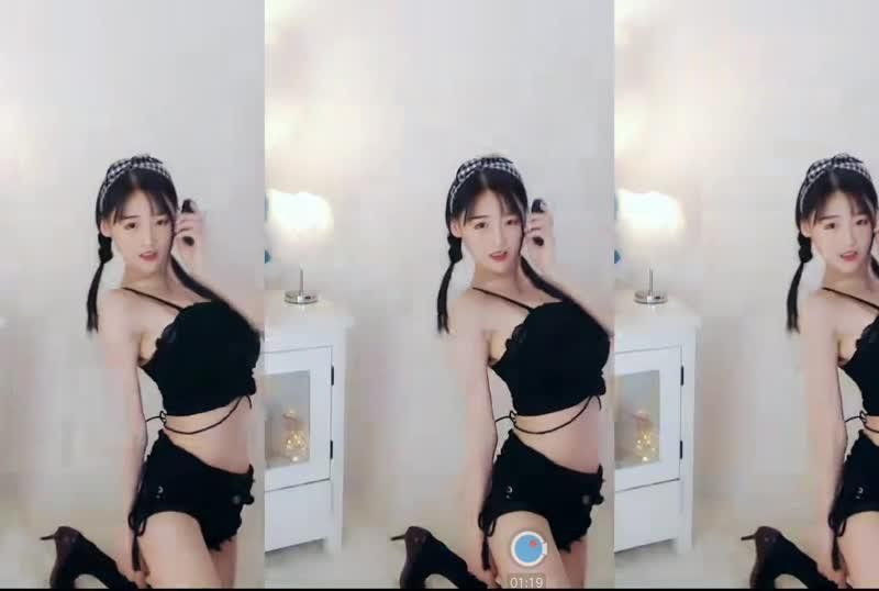 
							超可愛清純正妹直播與網友互動秀艷舞扭腰擺臀超性感
						
